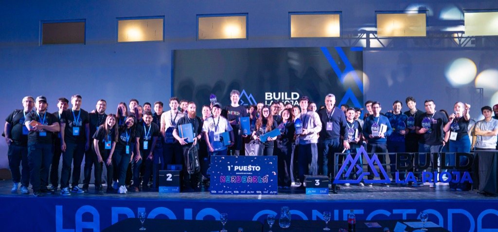 Foto grupal de cierre de #BuildLaRioja sobre el escenario