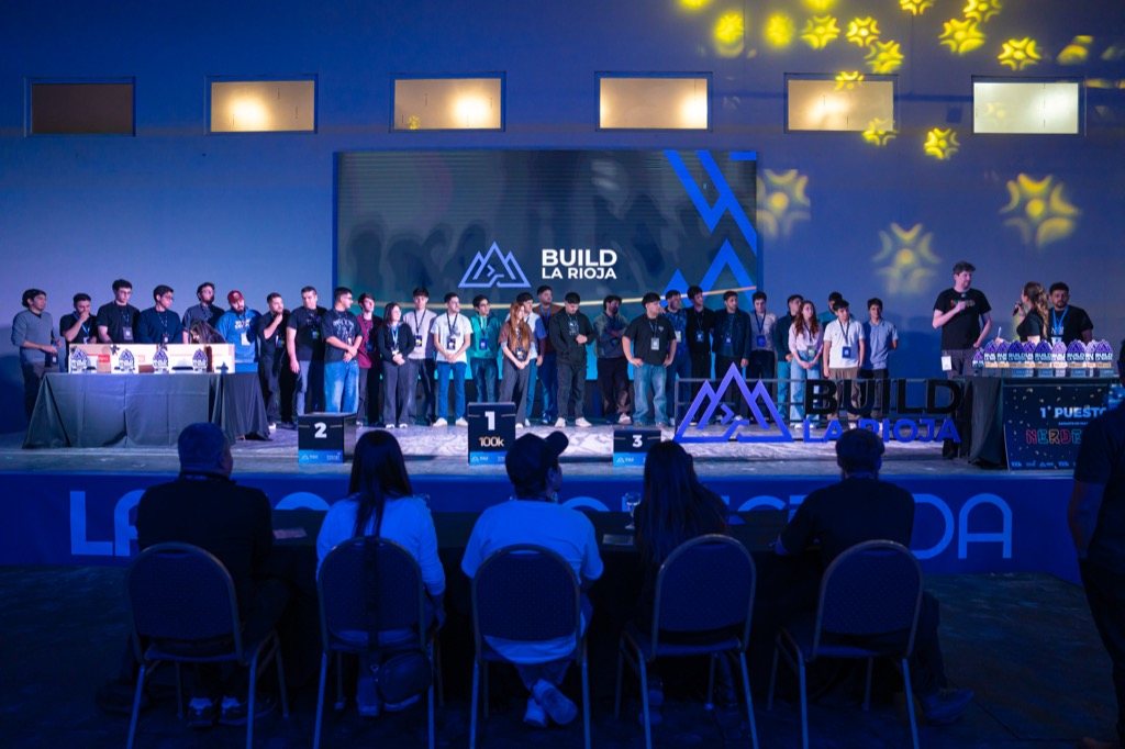 Los equipos finalistas de #BuildLaRioja en el escenario, frente al jurado