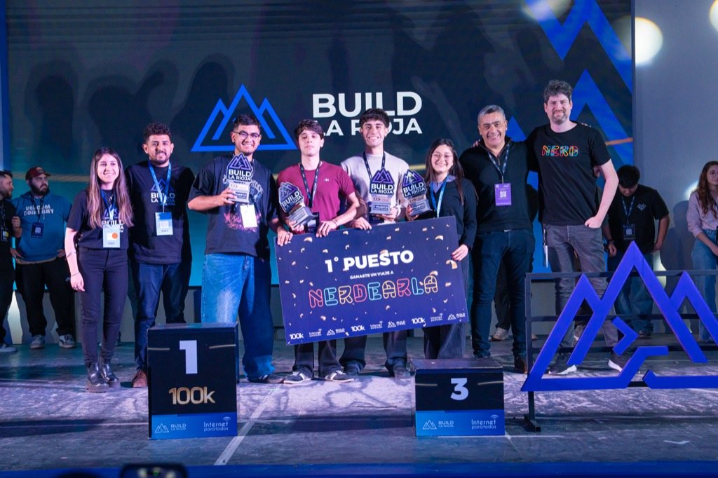 El equipo ganador de #BuildLaRioja en el podio con su premio: un viaje a Nerdearla