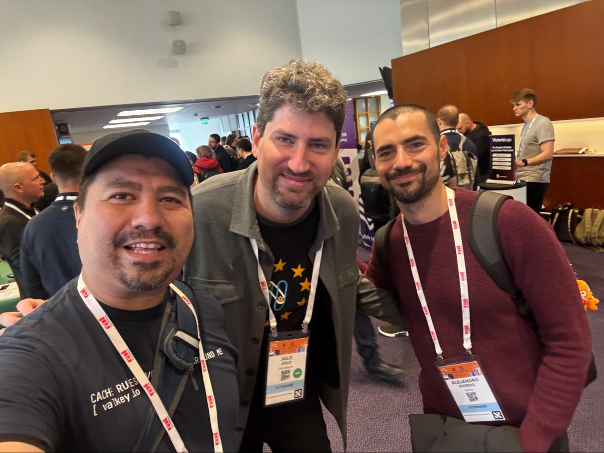 Mi credencial decía "Jolo Jolo" — el error más productivo de toda la conferencia