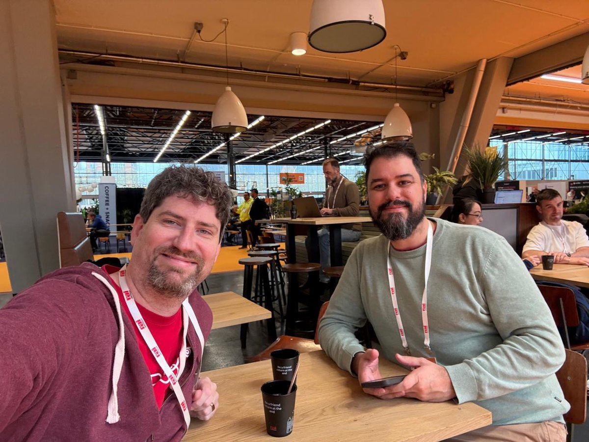 El pasillo del RAI parece un aeropuerto: miles de personas circulando constantemente