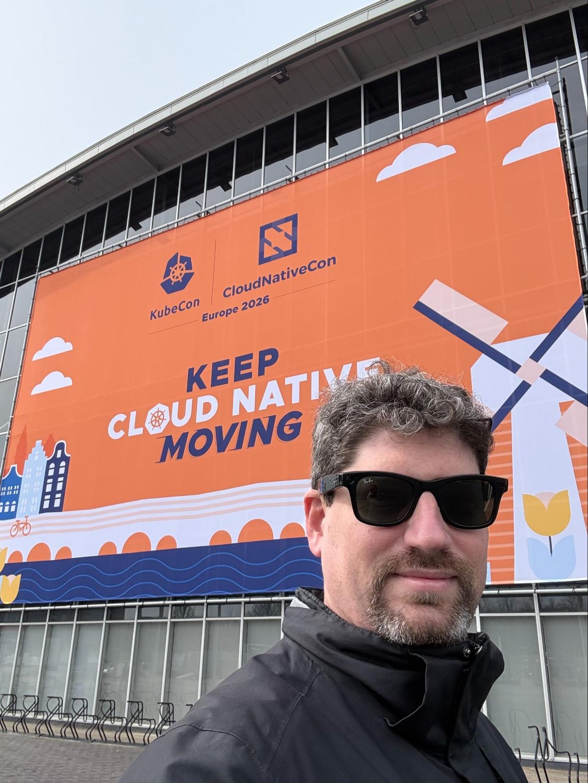 Entrada al RAI de Ámsterdam con el banner de KubeCon + CloudNativeCon Europe 2026