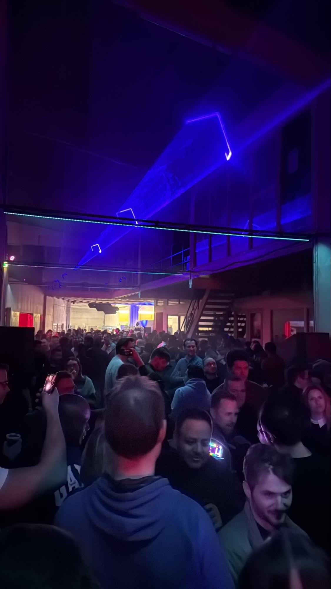 Una de las fiestas de side event en Ámsterdam — el networking más auténtico suele pasar acá