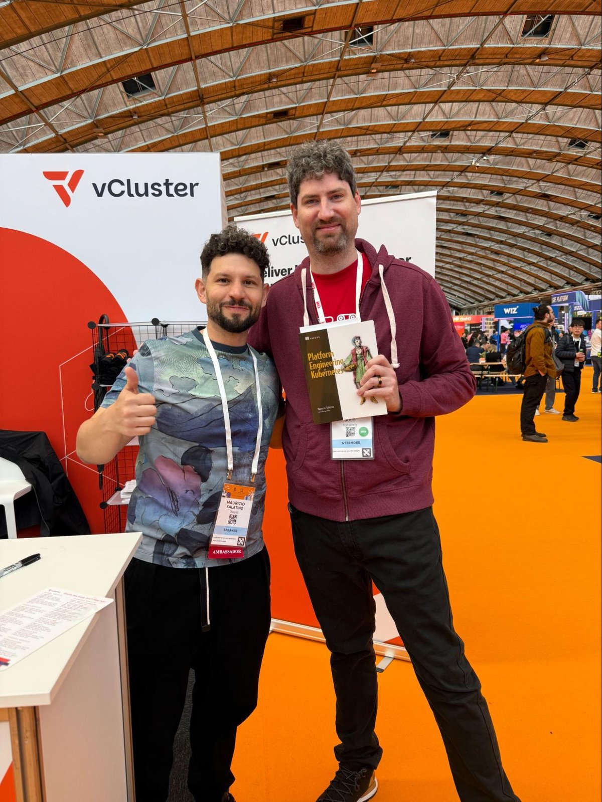 En el stand de vCluster, conociendo a autores y expertos del ecosistema Kubernetes