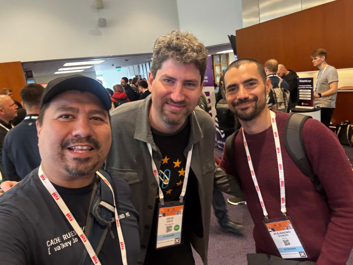 Con colegas en el expo floor de KubeCon