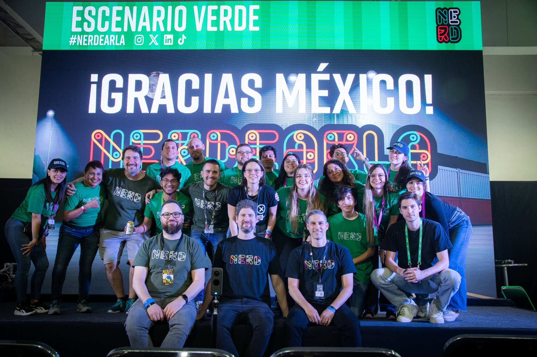 The team and the volunteers pose on the Green Stage under the sign “¡Gracias México!”